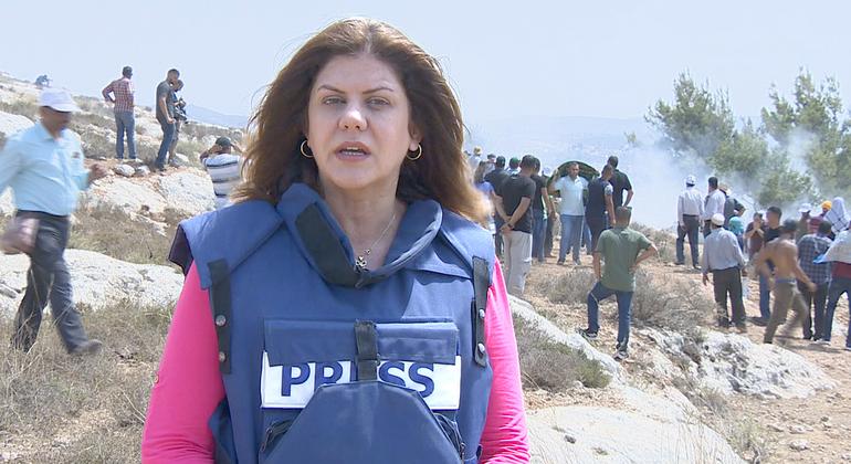 Al Jazeera La periodista palestina Shirin Abu Akleh cubrió durante más de 20 años el conflicto palestino-israelí. Fue asesinada el 11 de mayo de 2022 por las fuerzas armadas israelíes.