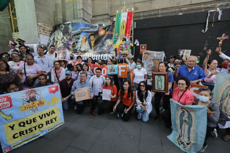 Miembros de la organización Actívate y católicos se manifiestan afuera de la Suprema Corte de Justicia de la Nación, ante la votación de la ley que prohíbe la colocación de nacimientos y elementos religiosos en el espacio público, en la Ciudad de México, el 13 de junio de 2023. Foto Pablo Ramos