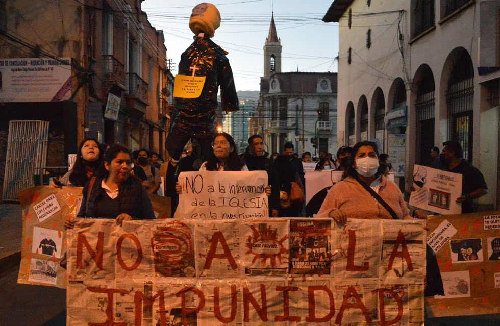 Varios centenares de manifestantes protestan por las calles de Cochabamba ante el escándalo de los abusos en la Iglesia.FERNANDO CARTAGENA (AFP)