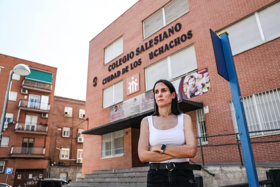 Silvia Martínez, delante del colegio Ciudad de los Muchachos de Vallecas, Madrid, donde acusa de abusos en su infancia a un salesiano en los años noventa.Álvaro García