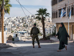 Una mujer palestina camina junto a un punto de seguridad israelí en Hebrón, Cisjordania, el 25 de noviembre de 2021.Alfredo Cáliz