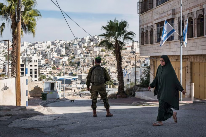 Una mujer palestina camina junto a un punto de seguridad israelí en Hebrón, Cisjordania, el 25 de noviembre de 2021.Alfredo Cáliz