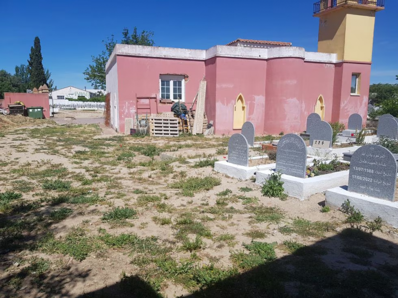 Parte trasera de la Mezquita de Griñón, situada al lado de varias tumbas del cementerio, en mayo de 2023.Comisión Islámica de España