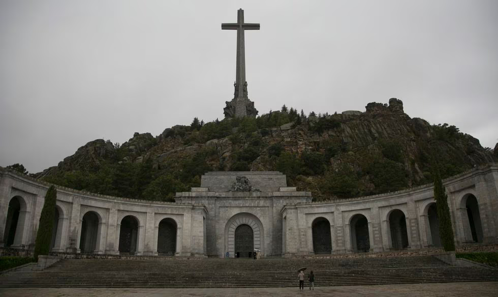 La explanada del valle de Cuelgamuros, antes denominado de los Caídos, en una imagen del 21 de abril.Santi Burgos