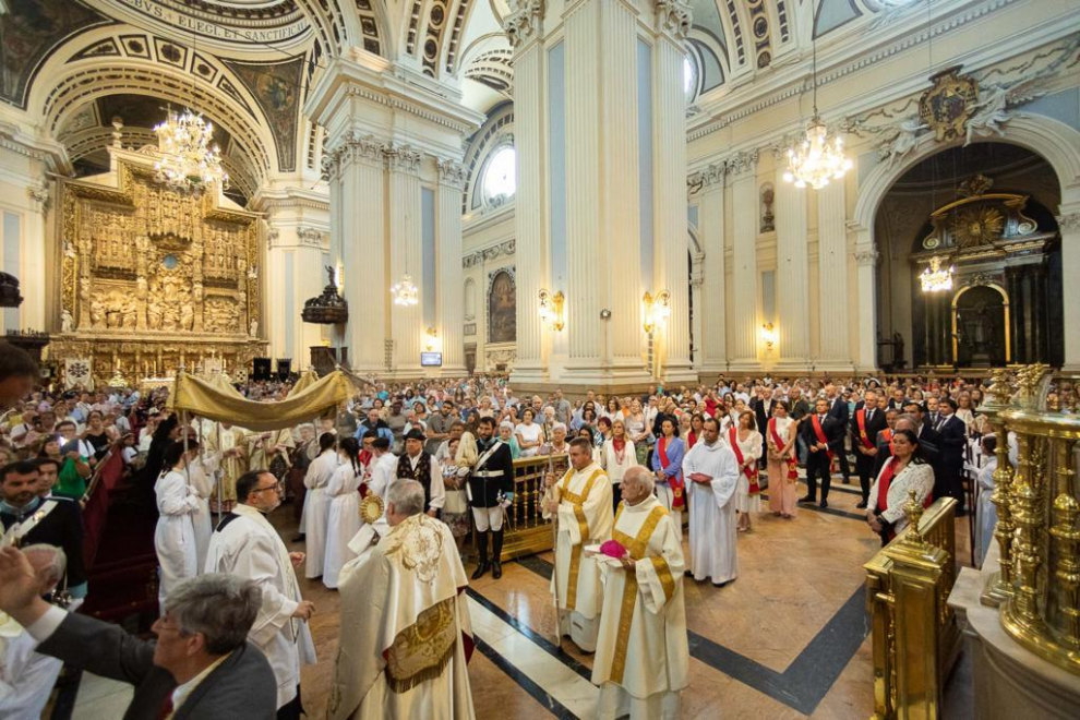 El alcalde (PP) de Zaragoza y parte de la Corporación Municipal asisten a la misa y procesión del Corpus