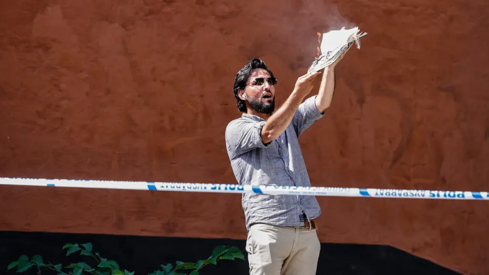 Salwan Momika protesta ante una mezquita de Estocolmo quemando un Corán. EFE