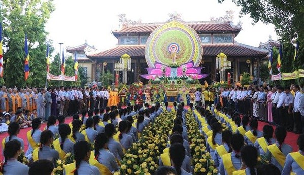Celebran el cumpleaños de Buda en la casa comunal de Tu Dam en la ciudad de Hue. (Foto: VNA)