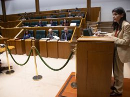 La consejera de Igualdad, Justicia y Políticas Sociales, Nerea Melgosa en un Pleno en el Parlamento Vasco / Foto: Irekia