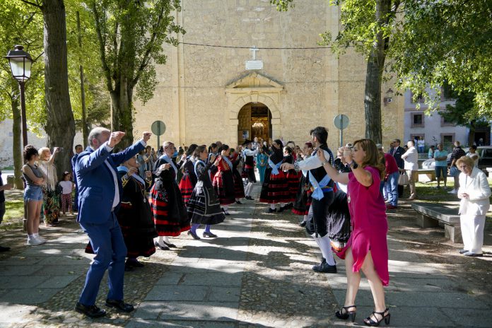 Concejales de Segovia y representantes de los barrios han bailado la jota a la puerta del santuario. / Miguel Ángel Fernández