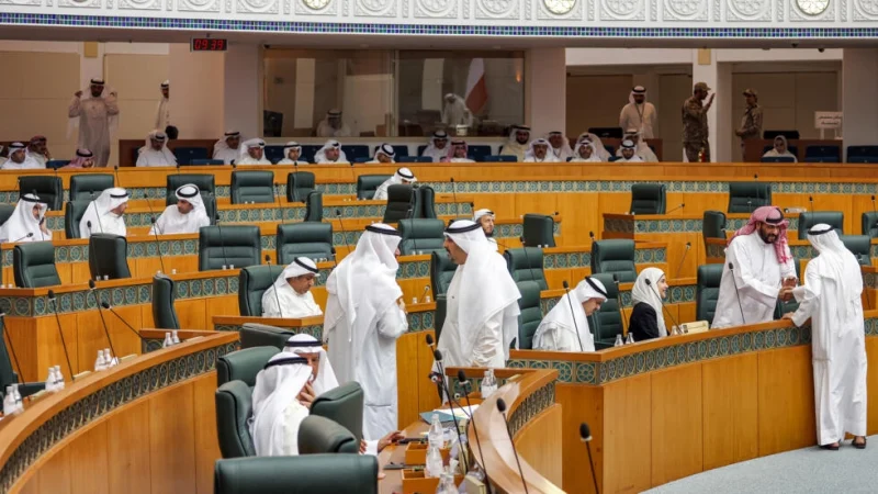 Parlamentarios kuwaitíes charlan durante una sesión de la Asamblea Nacional, el 26 de julio de 2023 en Kuwait City © Yasser al Zayyat / AFP
