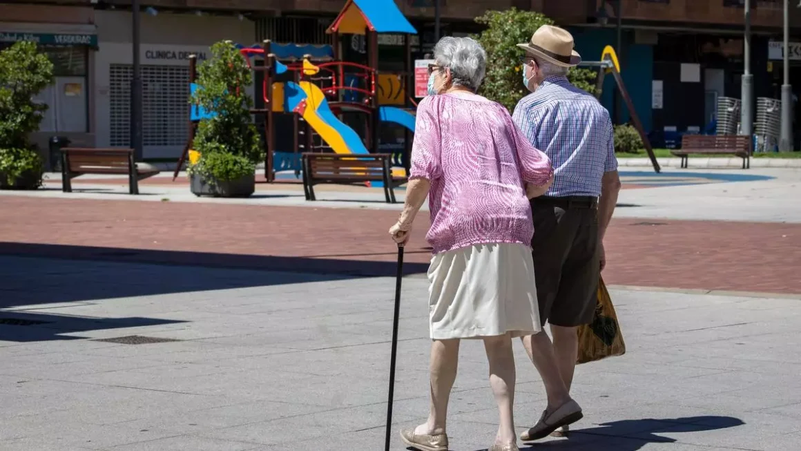 Una pareja de personas mayores en una imagen de archivo. EFE