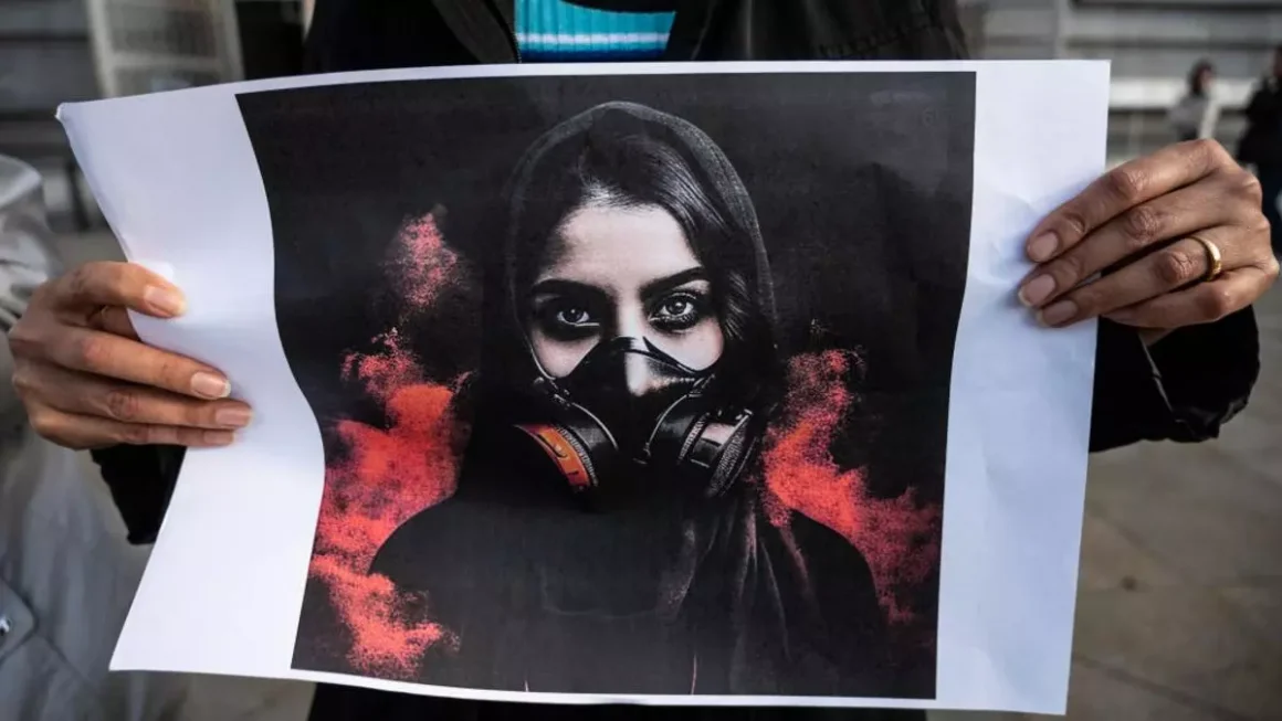 Una mujer muestra una imagen de una joven iraní en una protesta en marzo en Madrid. Marcos del Mazo/Getty