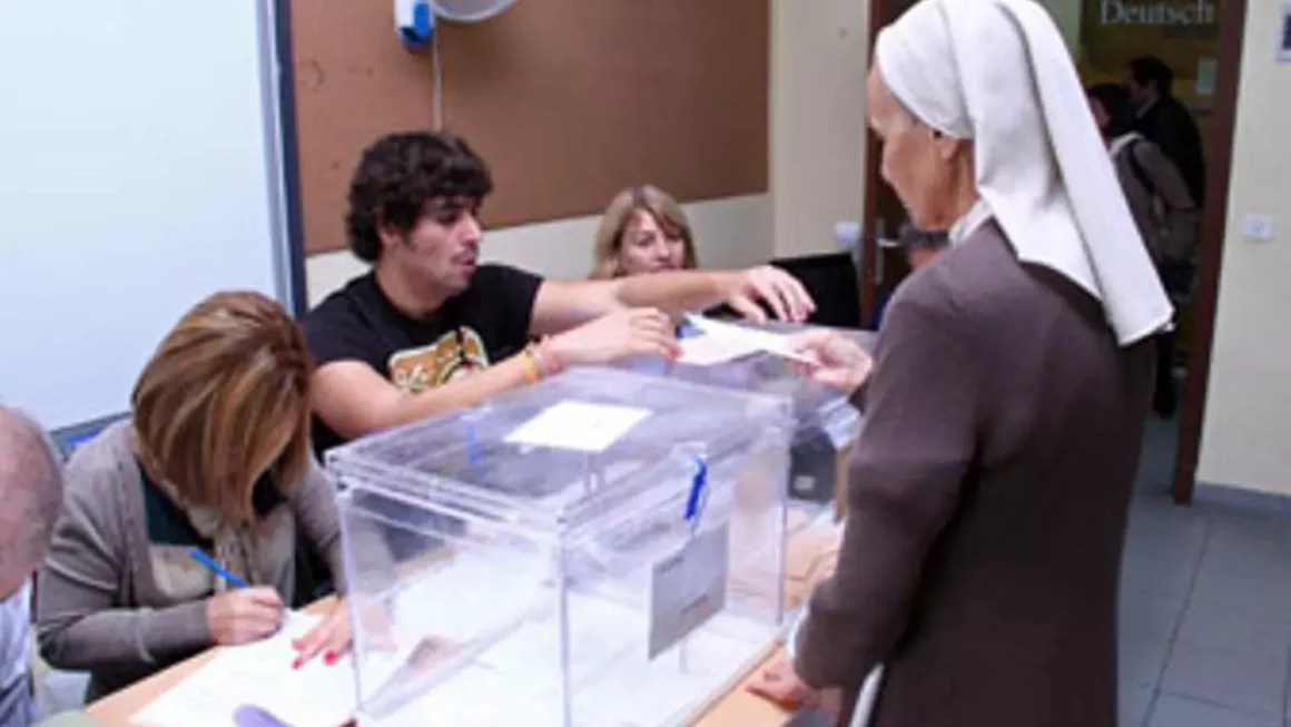 Una monja vota en un colegio electoral de Tenerife, este domingo. ACFI PRESS
