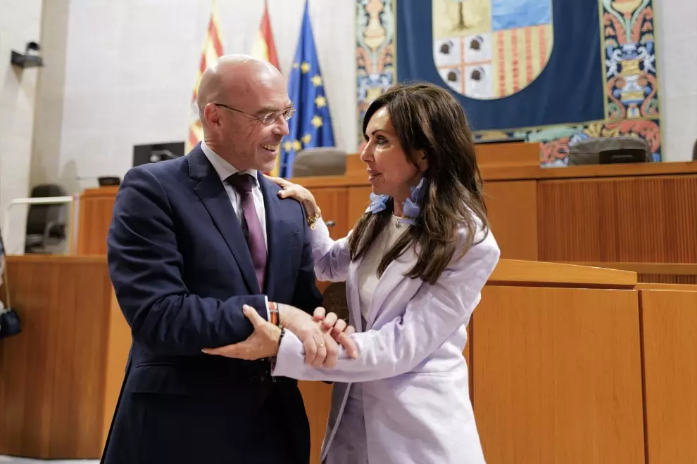 Jorge Buxadé y la nueva presidenta del Parlamento de Aragón, Marta Fernández Martín. — Fabián Simón / Europa Press