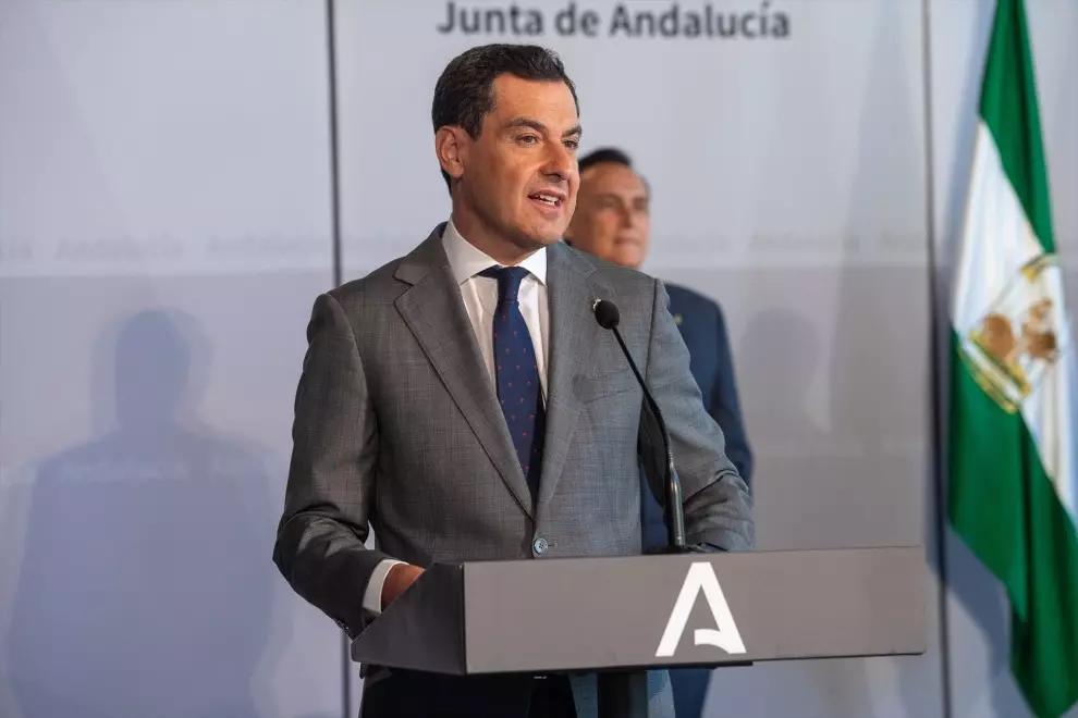 El presidente de la Junta de Andalucía, Juanma Moreno Bonilla interviene en el acto a 4 de julio de 2023 en Sevilla. — Francisco J. Olmo / Europa Press