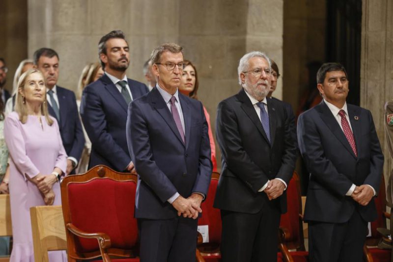 El líder del PP, Alberto Núñez Feijóo, Ana Pastor (detrás), entre otros, antes de la ofrenda al ApóstolEFE
