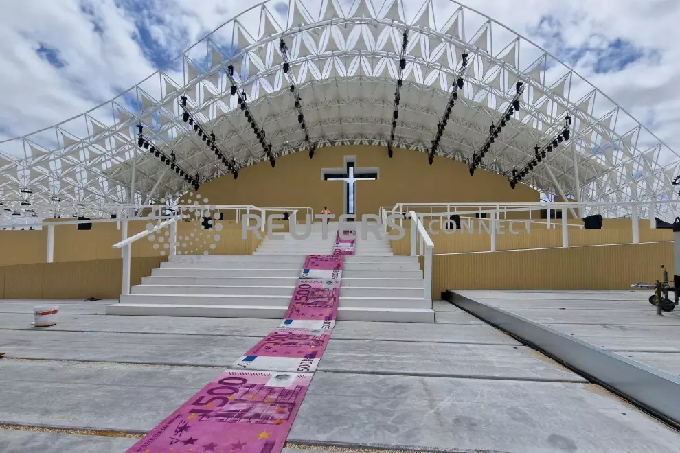 La alfombra hecha con billetes de 500 euros fue colocada el pasado viernes 28 de julio en el altar que utilizará el papa Francisco en la JMJ celebrada en Lisboa. — BORDALO II / REUTERS