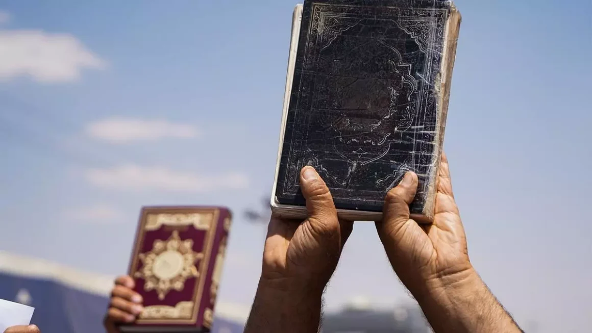 Un manifestante iraquí levanta un ejemplar del Corán, libro sagrado del islam. Europa Press/ Ismael Adnan