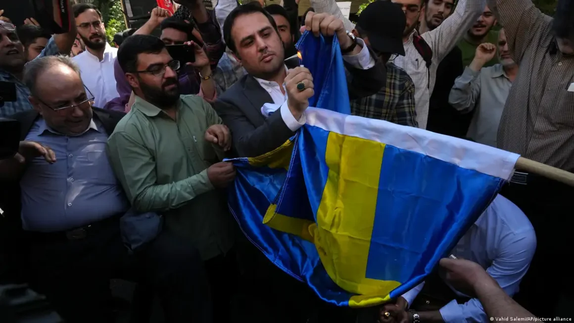Algunos manifestantes en Teherán decidieron quemar una bandera sueca en respuesta a las acciones del ciudadano iraquí. Imagen: Vahid Salemi/AP/picture alliance