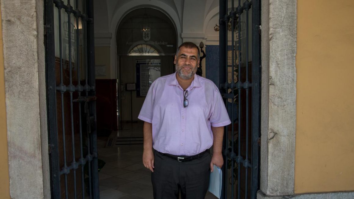 Adel Najjar, tras la reunión que mantuvo con el alcalde en el ayuntamiento en 2019. ANDRÉS RODRÍGUEZ