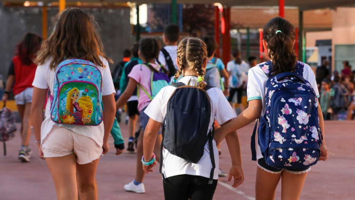 Tres niñas a su llegada al colegio Hernán Cortés, en Madrid, durante el primer día del curso escolar 2022/2023. Europa Press