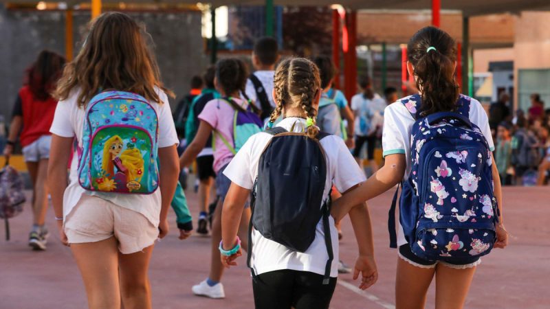 Tres niñas a su llegada al colegio Hernán Cortés, en Madrid, durante el primer día del curso escolar 2022/2023. Europa Press