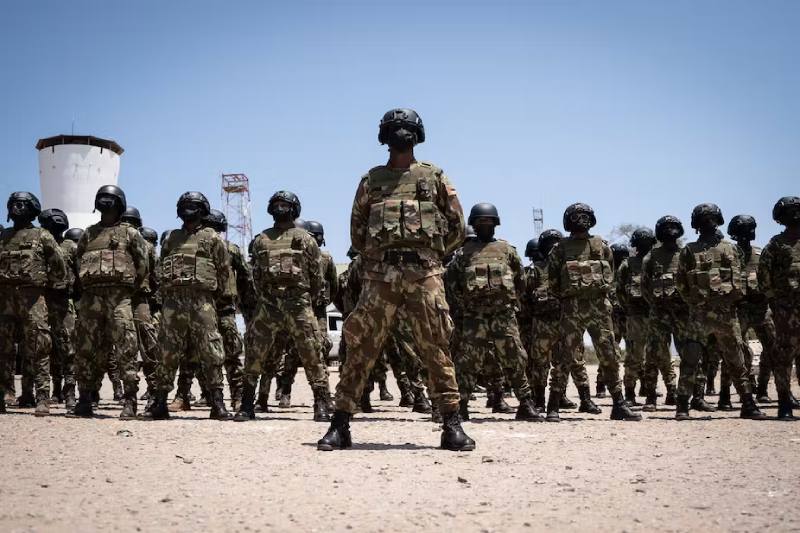 Las Fuerzas Armadas de Defensa de Mozambique están siendo inspeccionadas en la provincia de Cabo Delgado. Simon Wohlfahrt/AFP vía Getty Images