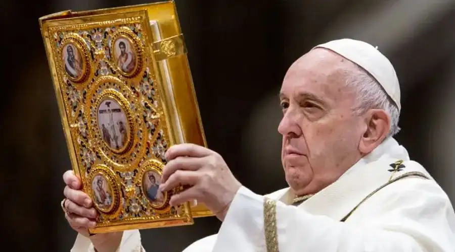 El Papa Francisco sostiene el Evangelio. Crédito: Daniel Ibáñez / ACI Prensa.