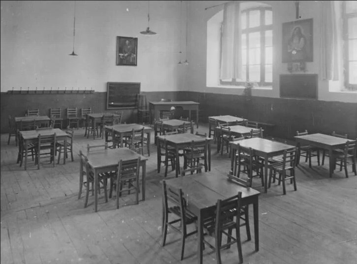 Fuentes: Naiz [Foto: Vista de un aula del Colegio Público San Francisco de Iruñea, con un retrato de Franco al fondo. (José GALLE/ARCHIVO GENERAL DE NAFARROA)]