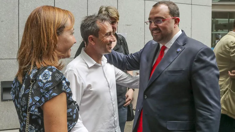 El presidente del Principado, Adrián Barbón (d) y el coordinador de IU de Asturias, Ovidio Zapico (c), conversan antes de recoger sus actas de diputados J.L.Cereijido | EFE