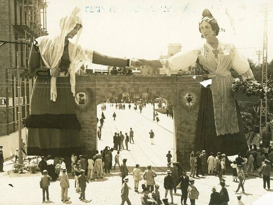 Arco de la Feria de Julio, a principios del s.XX. (Biblioteca Valenciana)