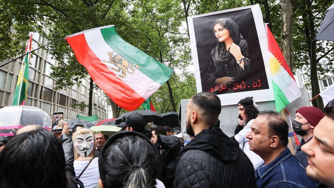 Una gran foto de Mahsa Amini durante una manifestación contra el régimen político en Irán. Bodo Marks/dpa