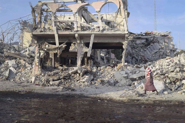 Archivo - Edificio destruido por un atentado perpetrado en 2017 por el grupo terrorista Al Shabaab en la capital de Somalia, Mogadiscio (archivo) - Europa Press/Contacto/Tobin Jones