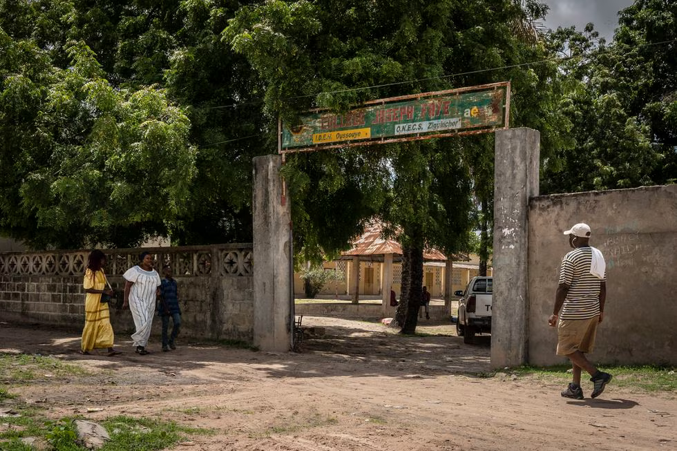 Entrada del Colegio Joseph Faye en Oussouye, donde el misionero Manel Sales abusó durante décadas de menores alumnos de los escolapios de Senegal.Juan Luis Rod