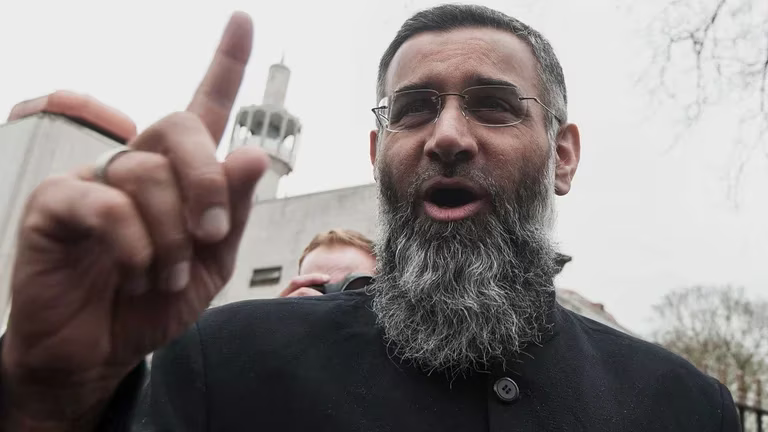 Anjem Choudary era conocido de las autoridades y los medios de comunicación británicos por organizar manifestaciones frente a mezquitas, embajadas y comisarías de policía en el Reino Unido. (AFP/archivo)