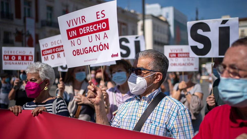 Activistas de la asociación Derecho a Vivir Dignamente se concentran para celebrar la entrada en vigor de la ley de la eutanasia en la Puerta del Sol en Madrid, en junio de 2021.Andrea Comas