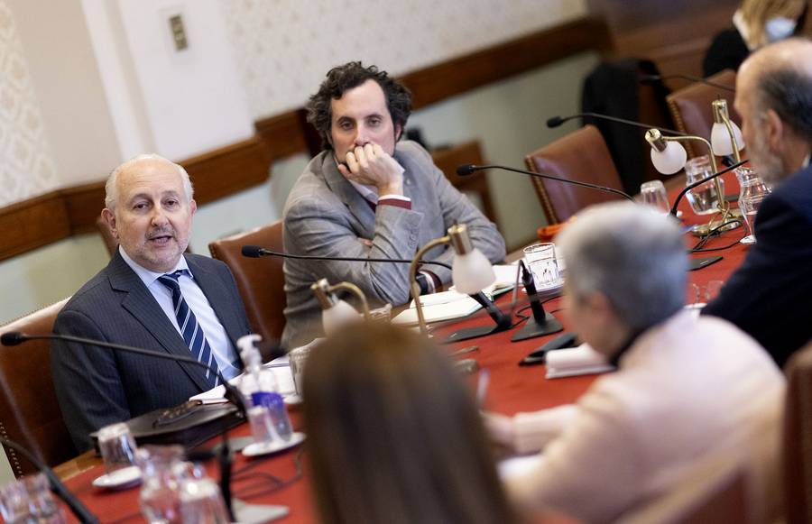 Pablo da Silveira y Gonzalo Baroni, en el Palacio Legislativo (12.07.2023). Foto: Ernesto Ryan