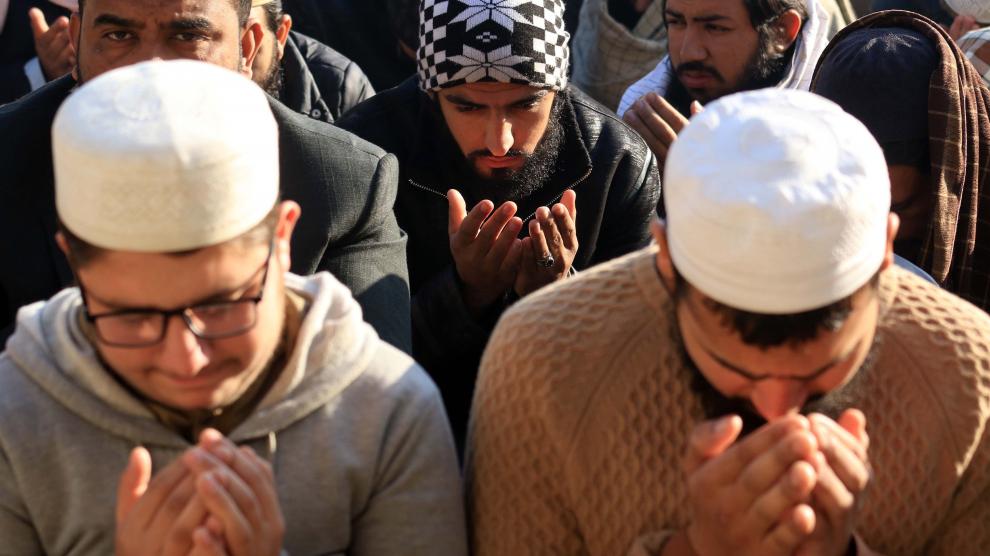 Un grupo de fieles musulmanes rezan en una imagen de archivo.EFE