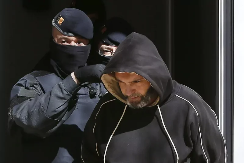 Un agente de los Mossos d'Esquadra custodia a un detenido por yihadismo S.Sáez