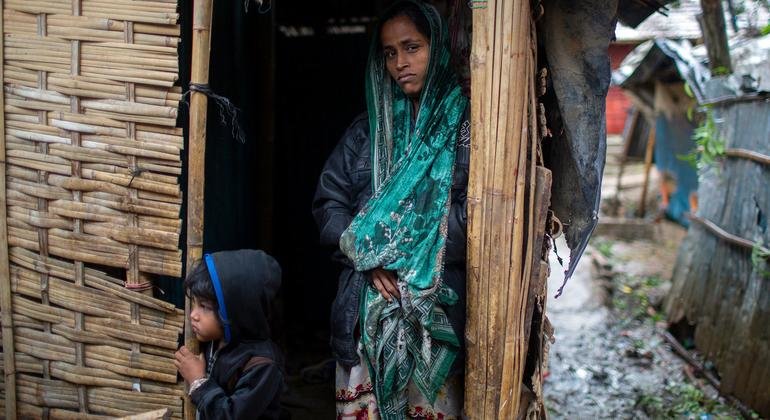 Una mujer rohinyá refugiada y su hija esperan el paso del ciclón Mocha en Cox Bazar, Bangladesh. / UNICEF.