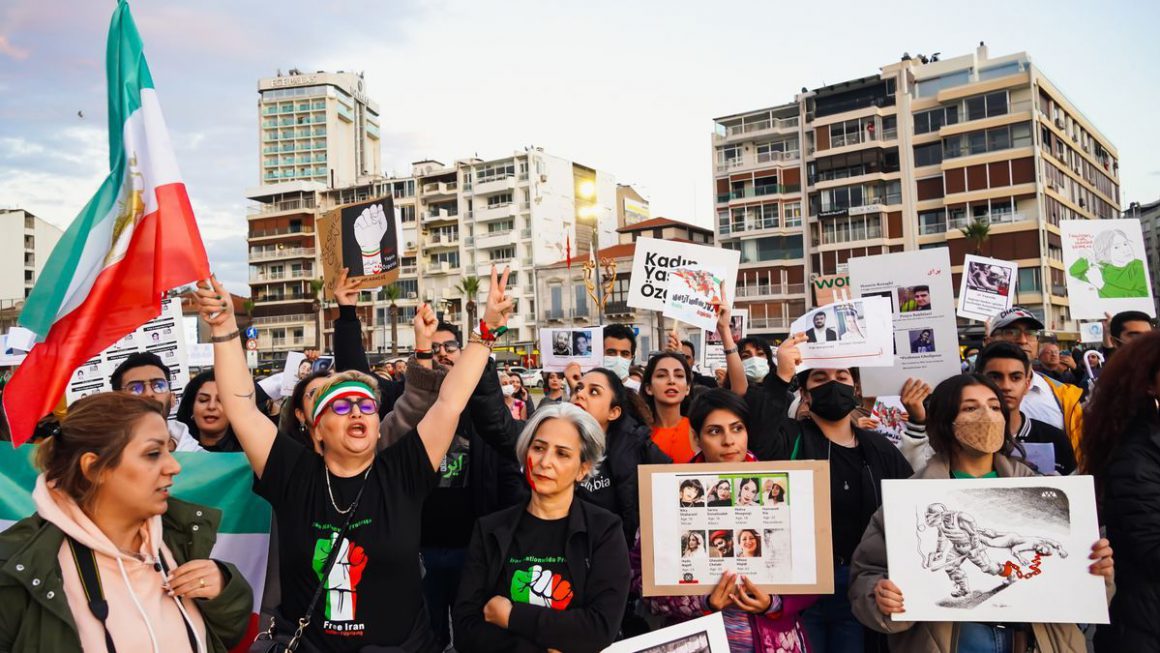 Archivo - Imagen de archivo de protestas en Turquía por la muerte de Mahsa Amini a manos de la 'Policía de la moral' iraní Europa Press/Contacto/Idil Toffolo - Archivo