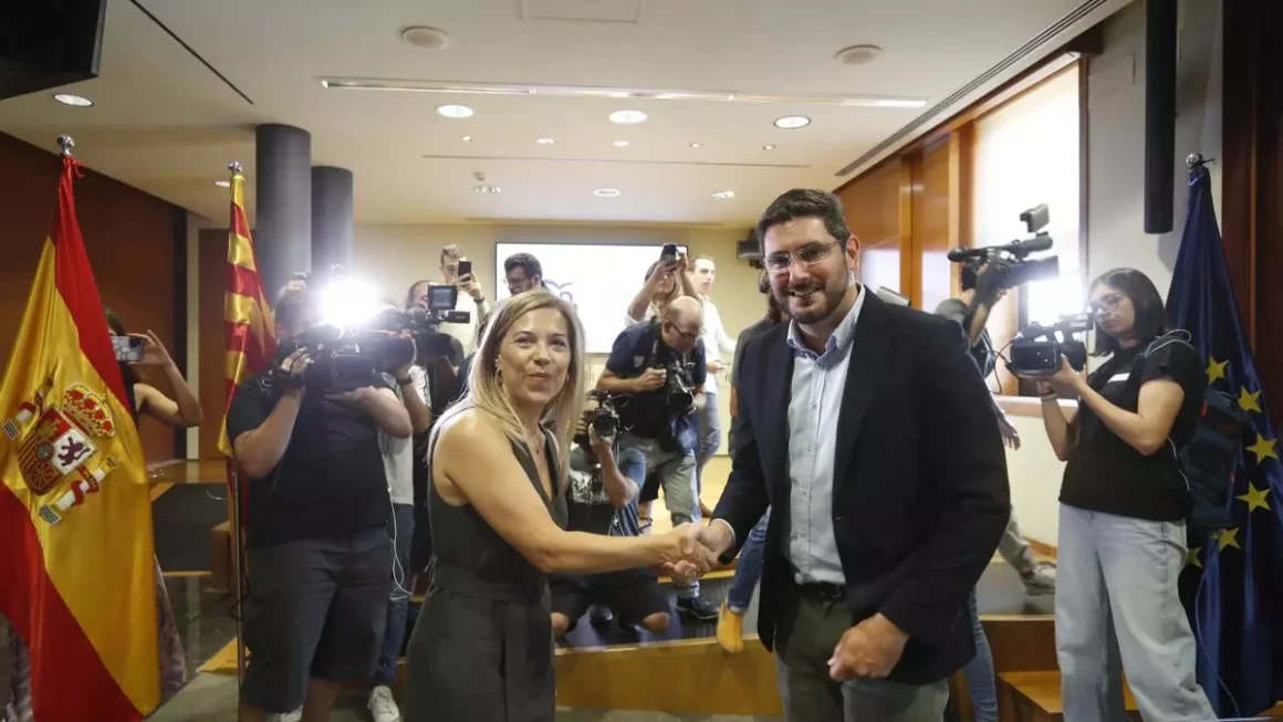 Ana Alós (PP) y Alejandro Nolasco (Vox), tras la firma del pacto de Gobierno que hace presidente de Aragón a Jorge Azcón Javier Belver / EFE