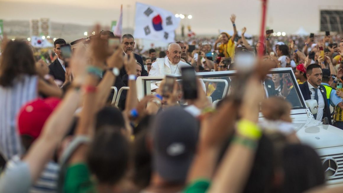El papa llegando a una vigilia para jóvenes en la JMJ de Lisboa . GONCALO MOURAO