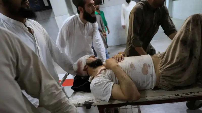 Un grupo de personas atiende a un herido durante el atentado terrorista. Reuters