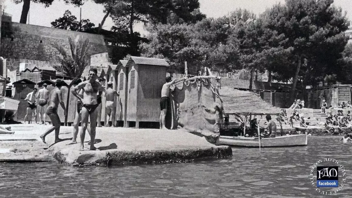 Foto de la segregación de sexos en la dársena de Can Barbarà en los años 50. Cedida por Fotos Antiguas de Mallorca.