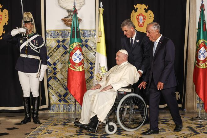 Lisbon (Portugal), 02/08/2023.- Pope Francis and Portugal’s President Marcelo Rebelo de Sousa (R) during the welcome ceremony at Belem Palace in Lisbon, Portugal, 02 August 2023. The Pontiff is in Portugal on the occasion of World Youth Day (WYD), one of the main events of the Church that gathers the Pope with youngsters from around the world, that takes place until 06 August. (Papa, Lisboa) EFE/EPA/ANDRE KOSTERS / POOL