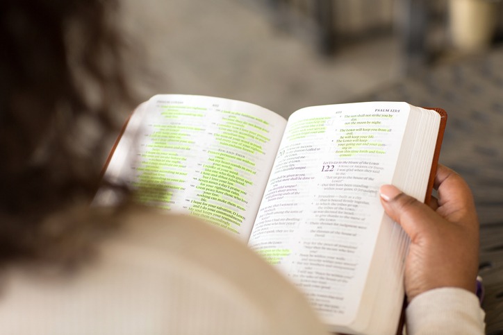 imagen referencial de una persona leyendo la biblia