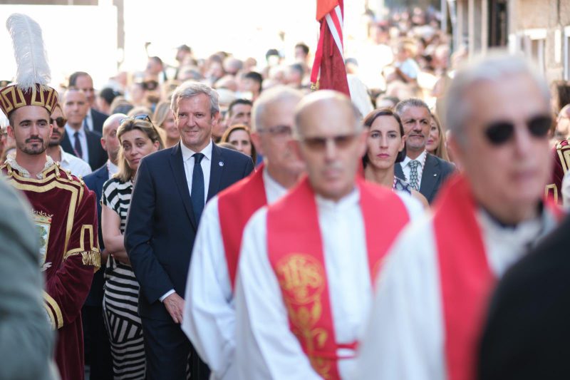 El presidente (PP) de la Xunta y el alcalde (PSOE) en la procesión del Cristo de la Victoria de Vigo