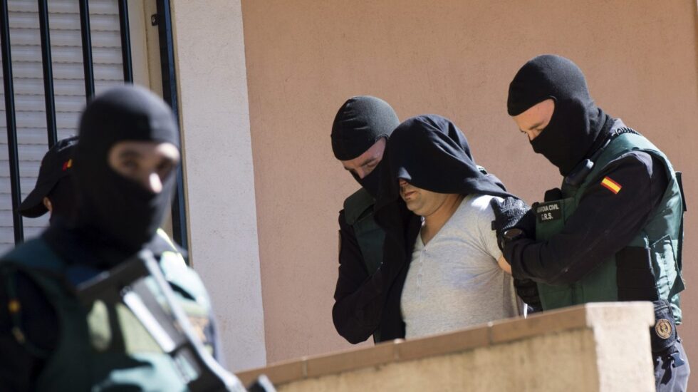 Agentes de la Guardia Civil, durante la detención de un hombre por su vinculación con el yihadismo. EFE