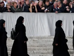 Un grupo de mujeres vestidas con la tradicional abaya, en la plaza de San Pedro del Vaticano.AFP via Getty Images